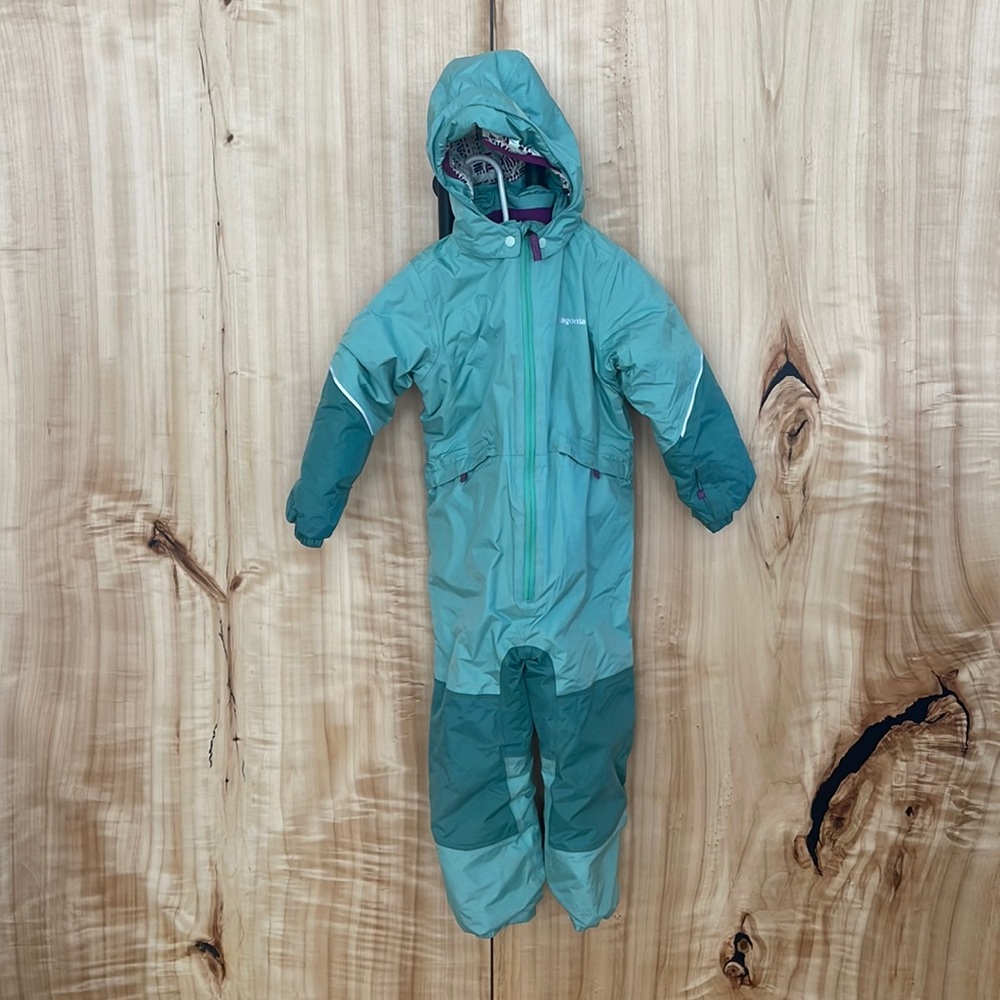 Patagonia Girls Snowsuit Snow Pile One-Piece
Color: Vjosa Green
Size: 5T